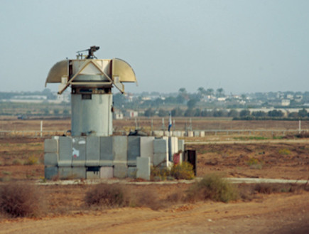 Робот системы "увидел-стреляй" на границе с Газой.